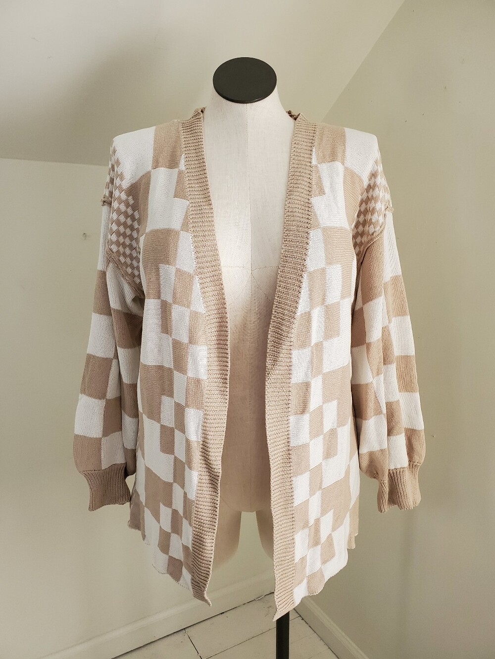 AnnieWear Beige & Cream Checkered Knit Cardigan
